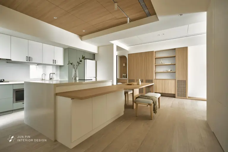 開放式廚房與中島餐桌整合的30坪日式極簡宅設計，結合白色櫃體與莫蘭迪綠色調的日式無印空間設計，簡約且具有層次感