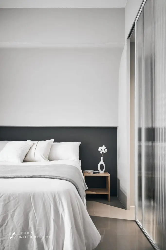 主臥設計重點包含圓弧包樑、灰玻更衣區、長虹玻璃衛浴門