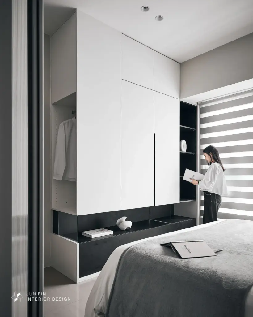 主臥面對原始建築樑位，以圓弧語彙柔化線條，化解風水疑慮