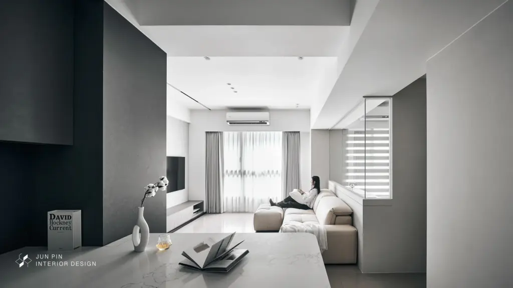 本案為25坪的小三房住宅，在坪數有限與未進行客變的條件下，設計並未透過大幅度的格局改動來解決問題，而是重新思考每個空間的角色，讓三個房間都能擁有明確且實際的使用功能。