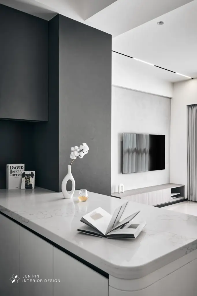 餐廳因應一人生活型態， 以中島取代傳統餐桌。 平時是用餐與吧檯，朋友來時自然變成交流中心。