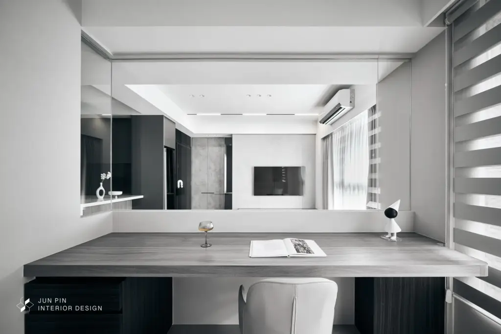 書房封閉牆面改為玻璃隔間，讓光線與視線都能自由流動。坐在書房，也能與客廳保持連結。