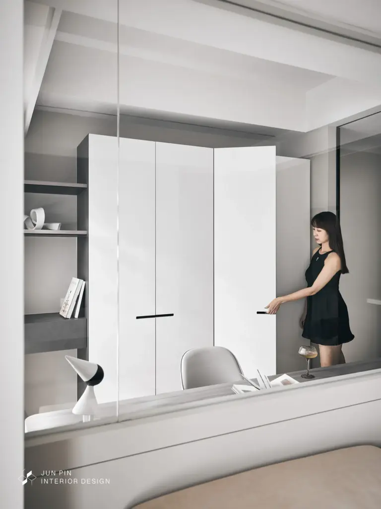 拆掉書房的一面牆，換上通透的玻璃。光線進來了，視野開闊了，