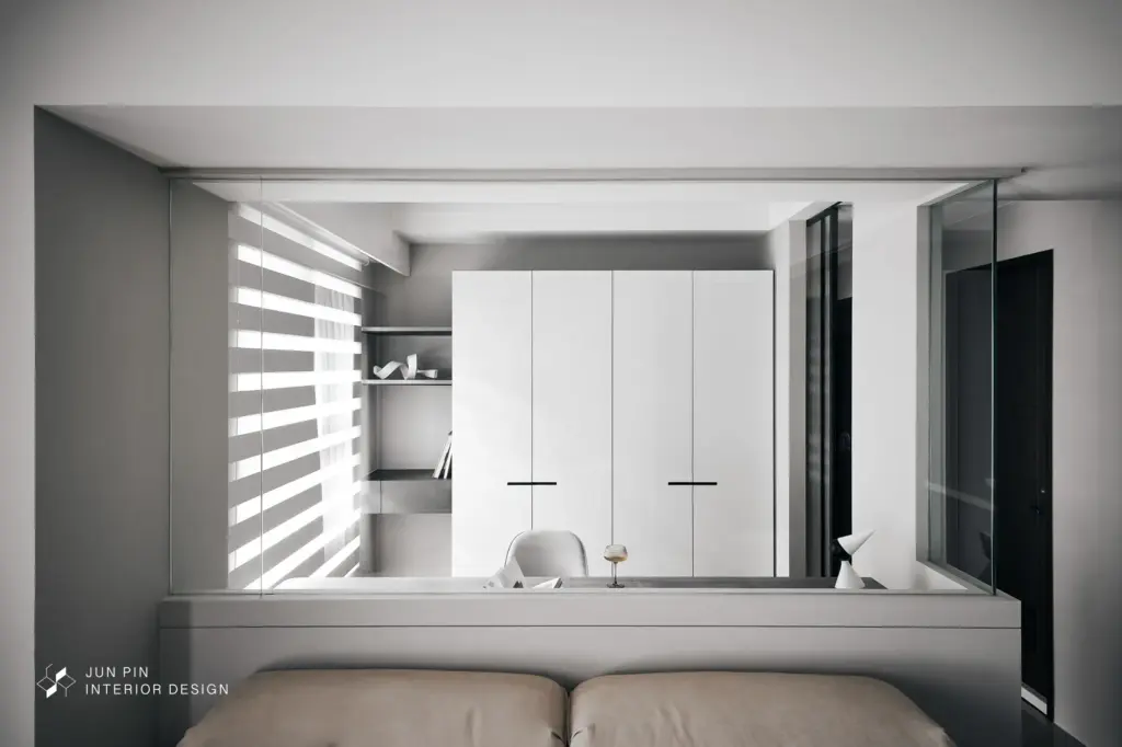 書房運用長虹玻璃門扇、大面積懸浮書桌。