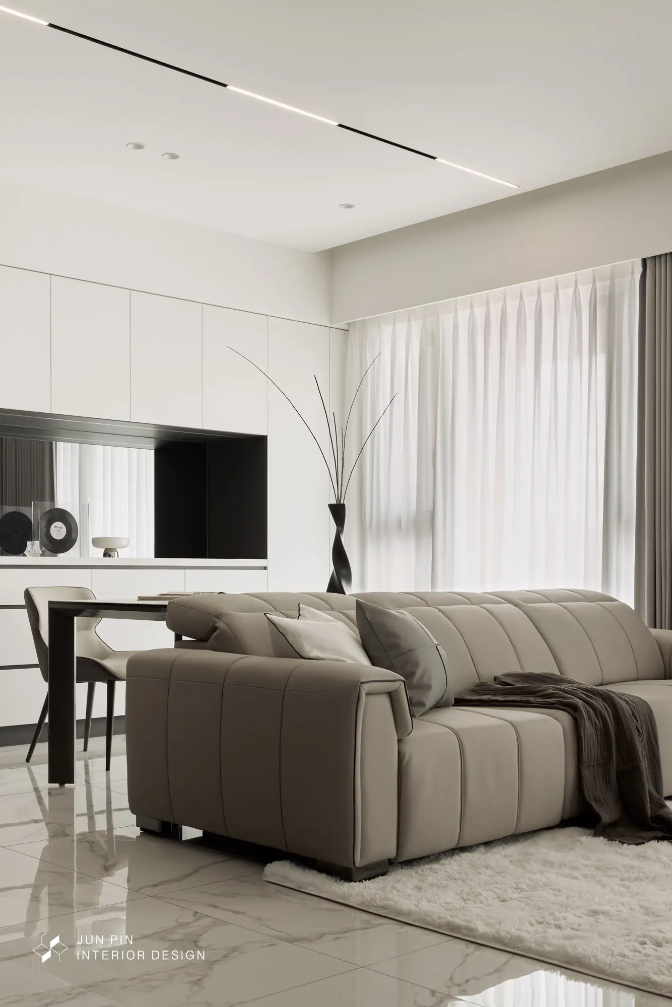 餐桌則使用簡單的岩板家金屬腳餐桌，保留空間的簡約線條和調性，搭配原先較為複雜的石紋地磚，也不會顯得過於花俏。