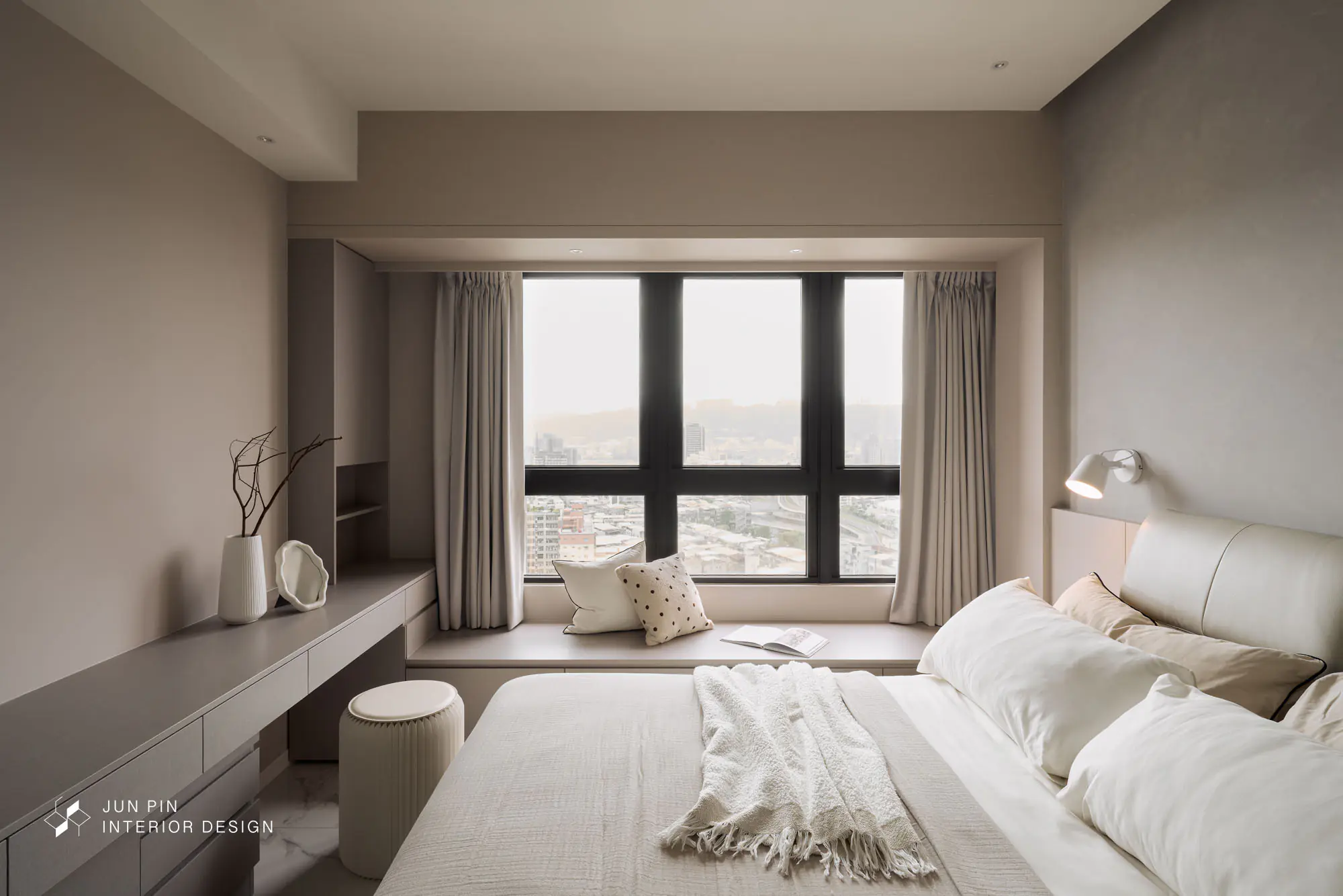 進入主臥會發現整體色調與公領域不同，主臥以溫和的奶茶色調為主色調，相較公共空間，更加舒適、溫暖，更有利於提升睡眠品質。