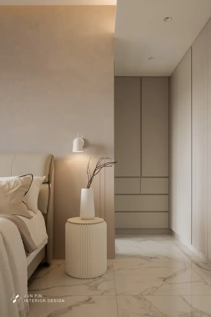 郡品室內設計現代風主臥以溫和的奶茶色調為主色調，相較公共空間，更加舒適、溫暖，更有利於提升睡眠品質。