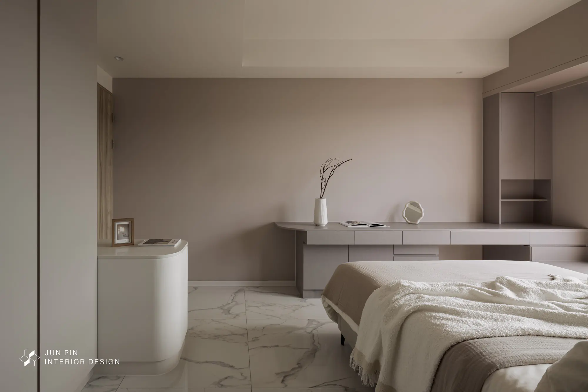 床尾處則利用較深色的灰棕色作為化妝桌，且連結轉角收納，充分利用空間，滿足所需的收納機能。