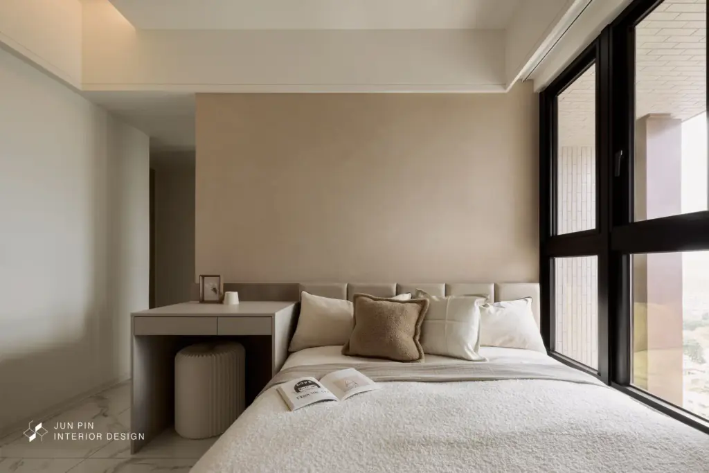 次臥空間較小，同樣以簡單的設計為主，色調也使用和主臥相近的色調，使空間較為柔和、舒適，更適合作為休息、放鬆的睡眠空間。
