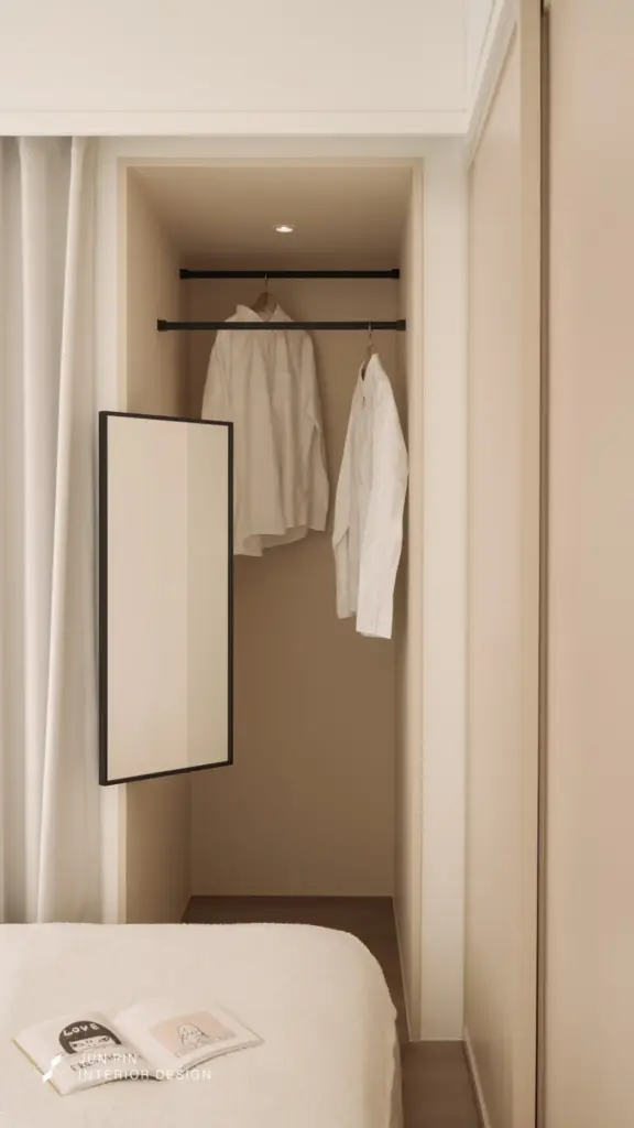 設計師將左側的畸零空間直接設置開放掛衣感，避免全是牆面顯得空間太過壓迫，同時也能作為汙衣櫃的功能使用，讓空間機能更加完善。