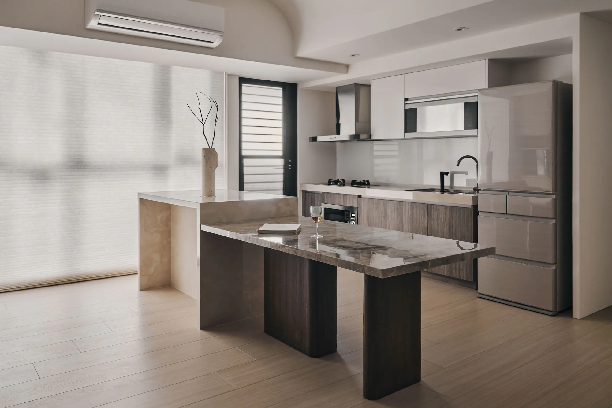 中島不僅是備料空間的延伸，更是全家人的情感匯聚點