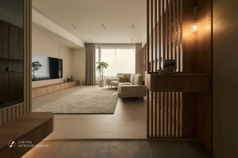 以木紋材質與格柵元素為主的日式無印風住宅設計，呈現溫潤自然且放鬆的居家氛圍。