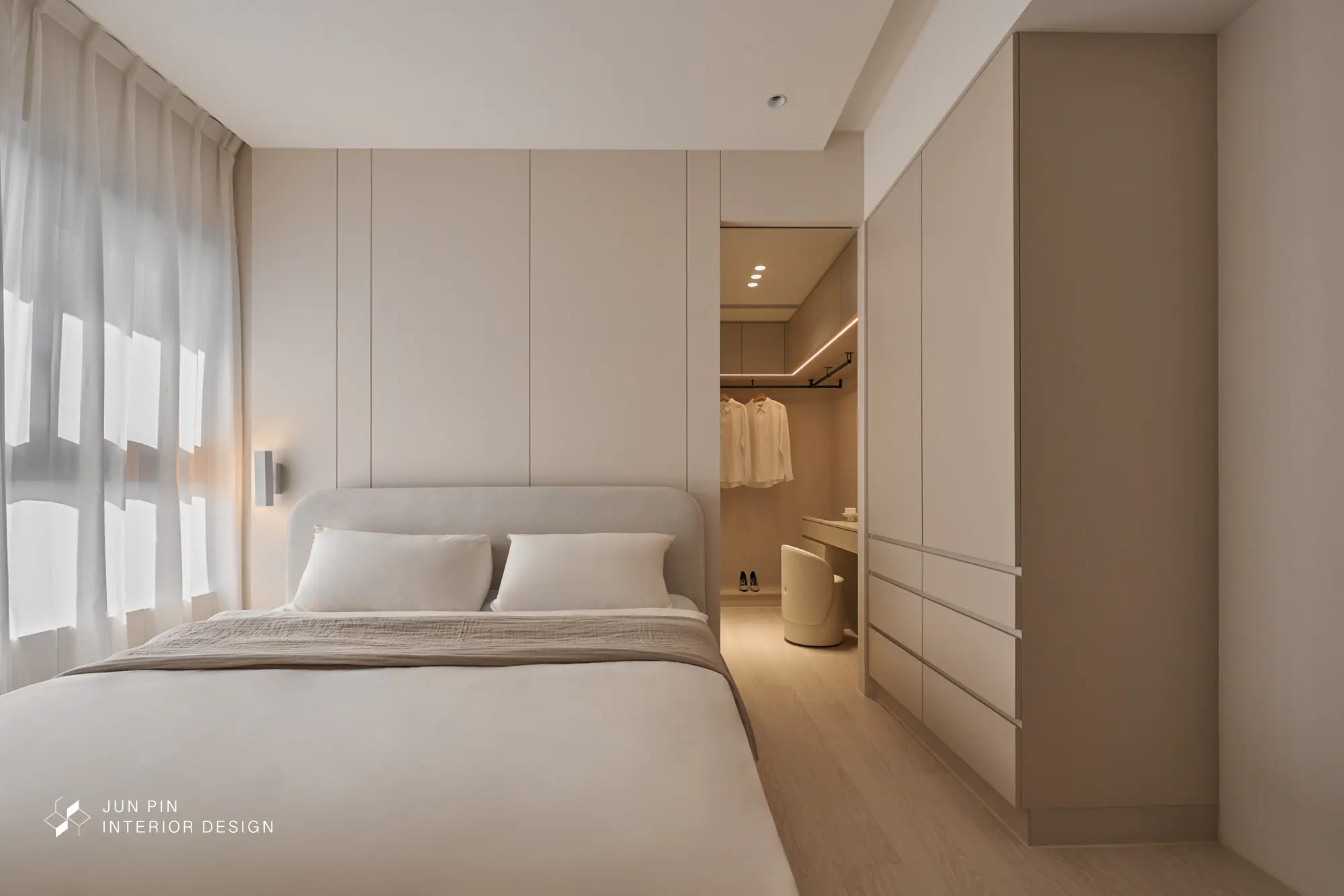 衣櫃+床箱一體化設計。精準規劃尺寸，在縮減部分空間後依然維持雙人床尺寸的大小，且能容納基本的書桌與櫃子機能。