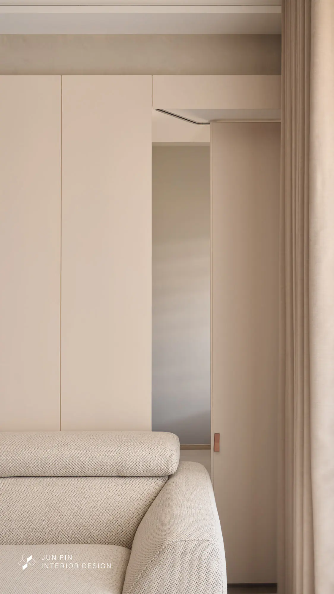 沙發背牆連接書房的隱藏拉門採用Z字形隱藏拉門施作，不因迴轉半徑占用動線。