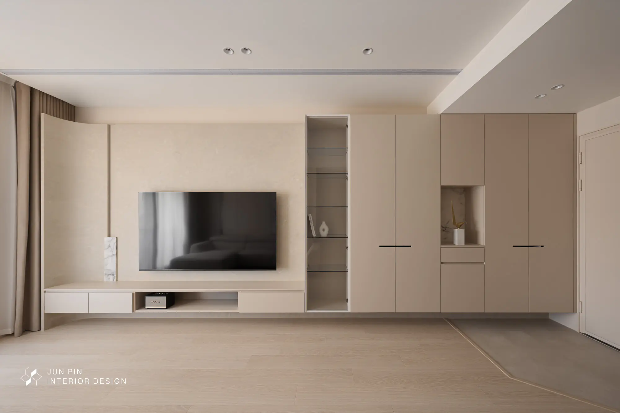 大面積鋪陳奶油、奶茶色系特殊漆（藝術漆），手刷紋理在光影下呈現自然層次。電視牆連貫鞋櫃及收納櫃，維持公領域整潔。