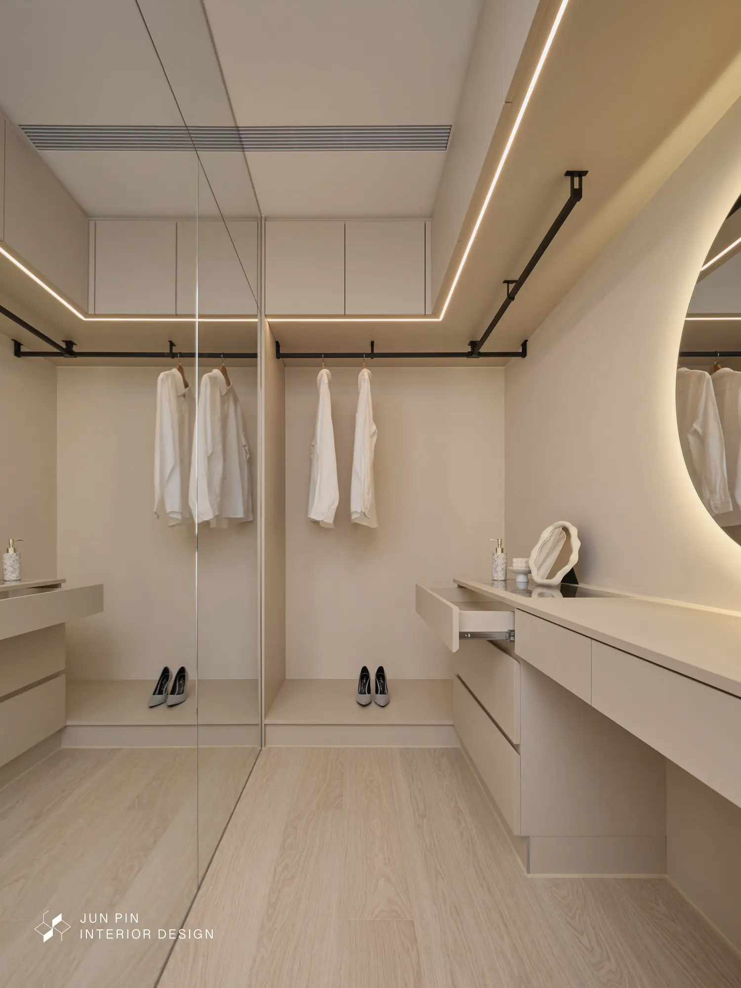 圓形背光鏡與造型鋁框玻璃門增加俐落感。