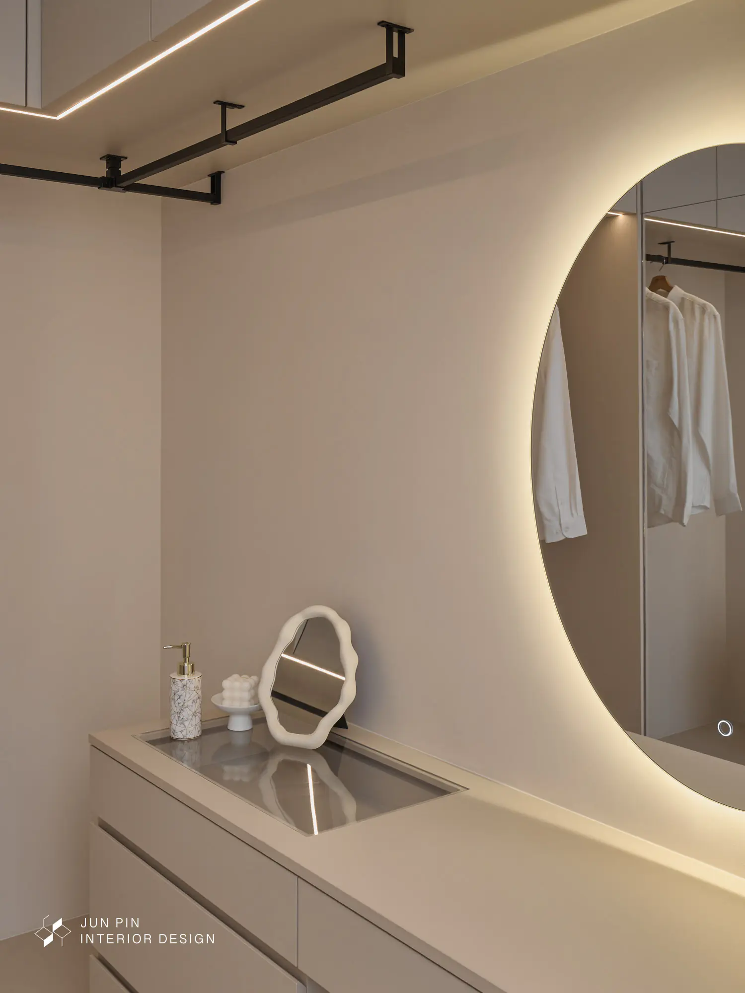 特殊漆手刷感牆面在光影下更顯細膩。