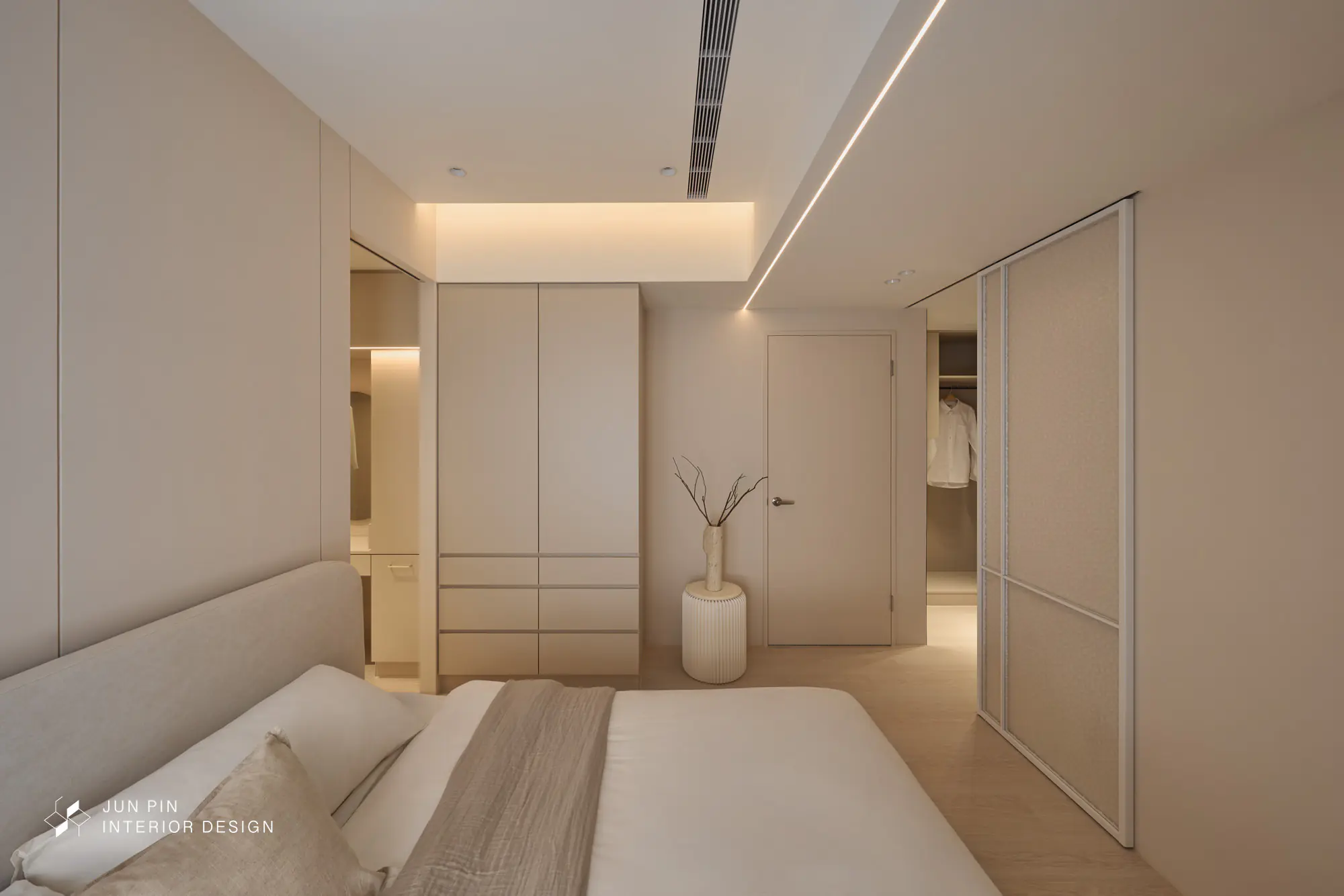 主臥室強調舒適，可容納雙人加大床。透過客變借調的空間，實現了雙更衣室與獨立化妝間。設計師巧妙在L化妝間牆面貼滿落地玻璃，利用反射物理特性翻倍空間感，消除壓迫感。