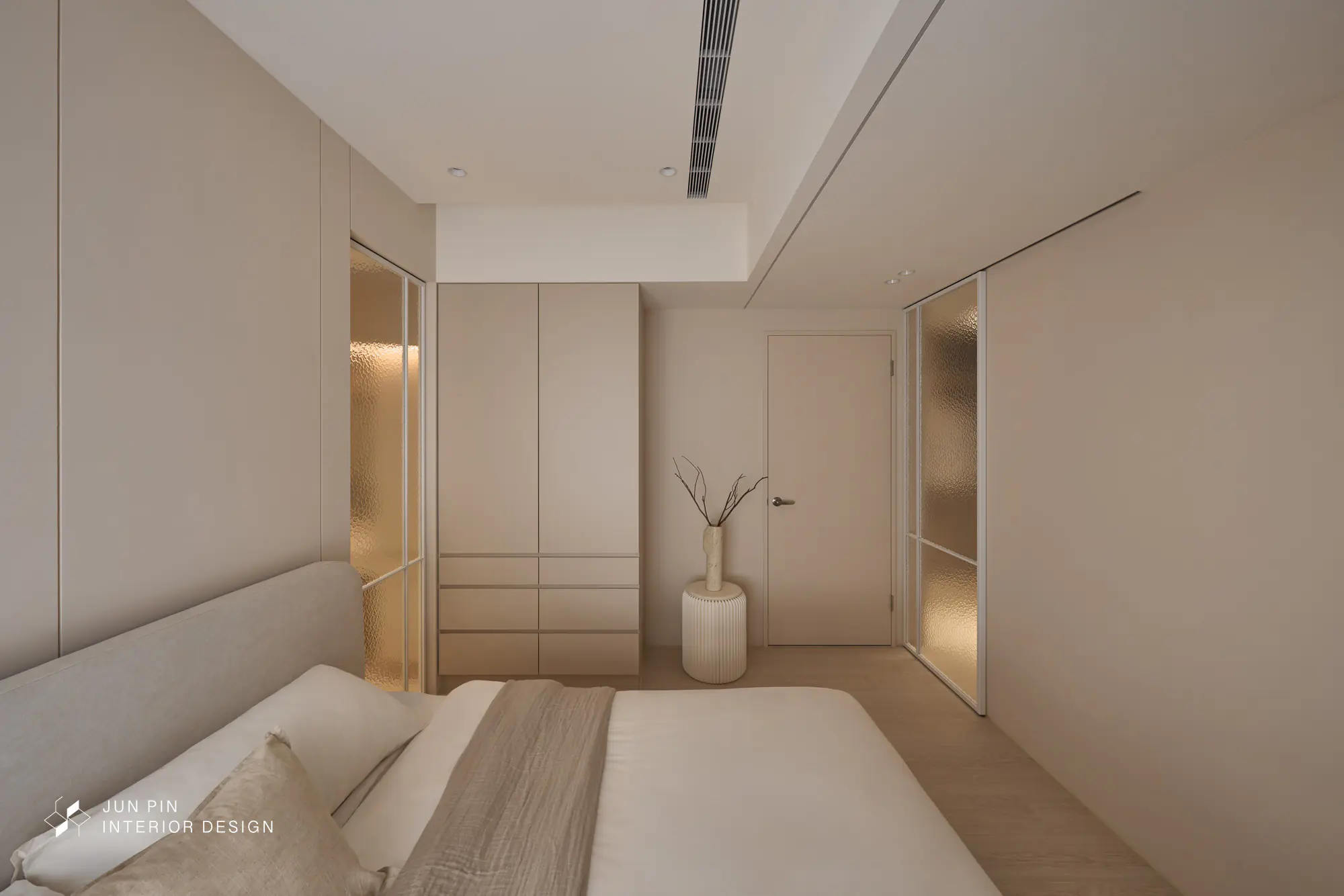 大尺寸雙人加大床滿足舒適需求。設計師挪用部分次臥空間隔出更衣化妝間，實現屋主夢想中的獨立更衣化妝間空間。