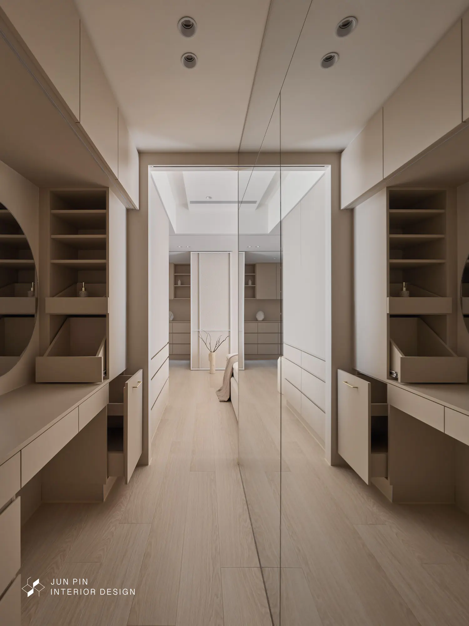 收納上規劃了化妝桌側邊抽屜放置化妝品、下方側拉櫃收納吹風機與電棒捲。