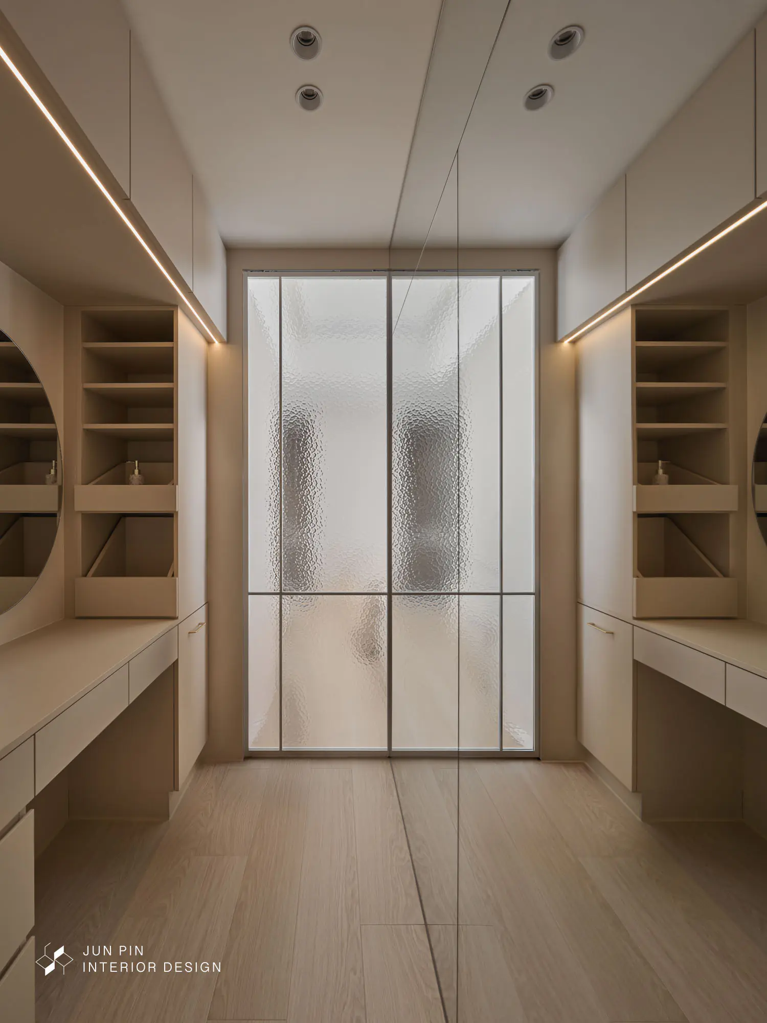 收納上規劃了化妝桌側邊抽屜放置化妝品、下方側拉櫃收納吹風機與電棒捲。