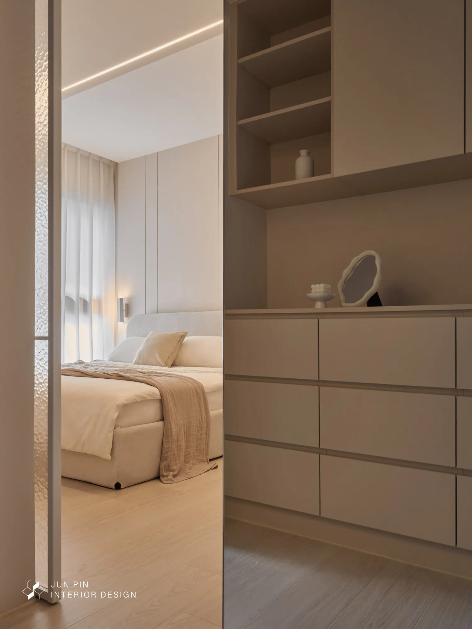 主臥則透過客變「挪用次臥空間」，實現了雙更衣室與獨立化妝間的夢想。每一處弧線、每一道光影，都呼應著家庭和諧的柔和共鳴，讓回家成為最暖心的奶油擁抱。