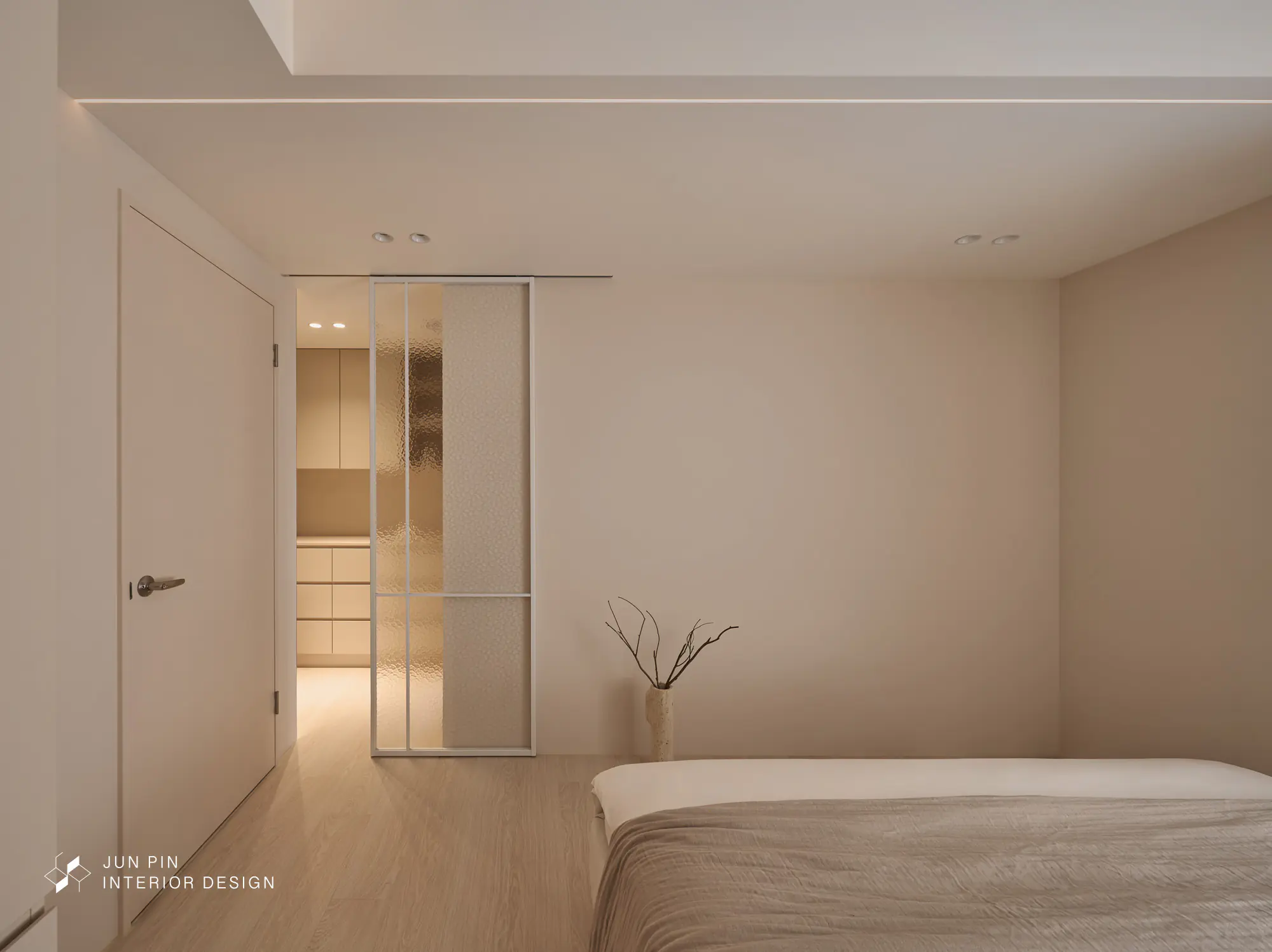 主臥則透過客變「挪用次臥空間」，實現了雙更衣室與獨立化妝間的夢想。每一處弧線、每一道光影，都呼應著家庭和諧的柔和共鳴，讓回家成為最暖心的奶油擁抱。