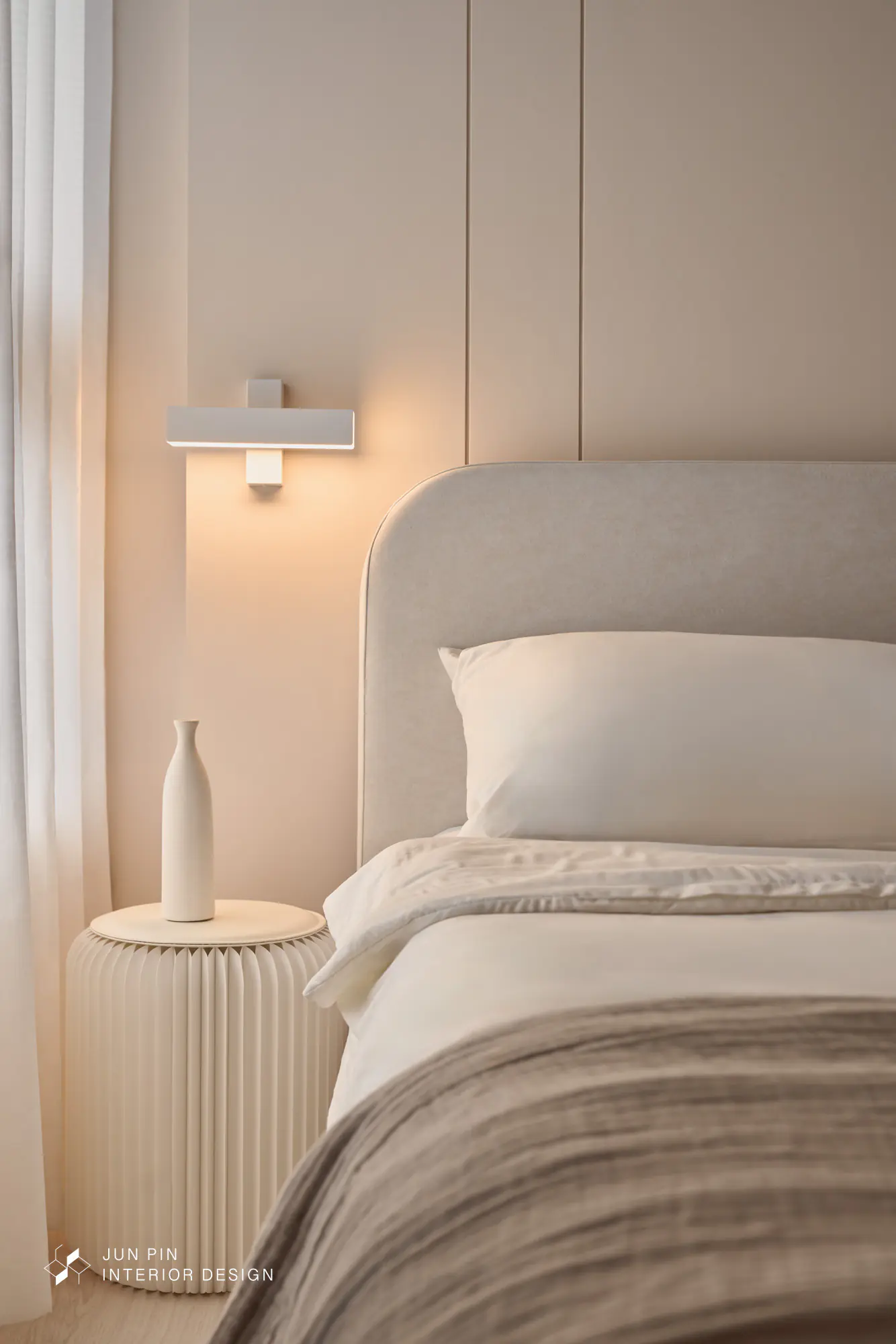 主臥則透過客變「挪用次臥空間」，實現了雙更衣室與獨立化妝間的夢想。每一處弧線、每一道光影，都呼應著家庭和諧的柔和共鳴，讓回家成為最暖心的奶油擁抱。