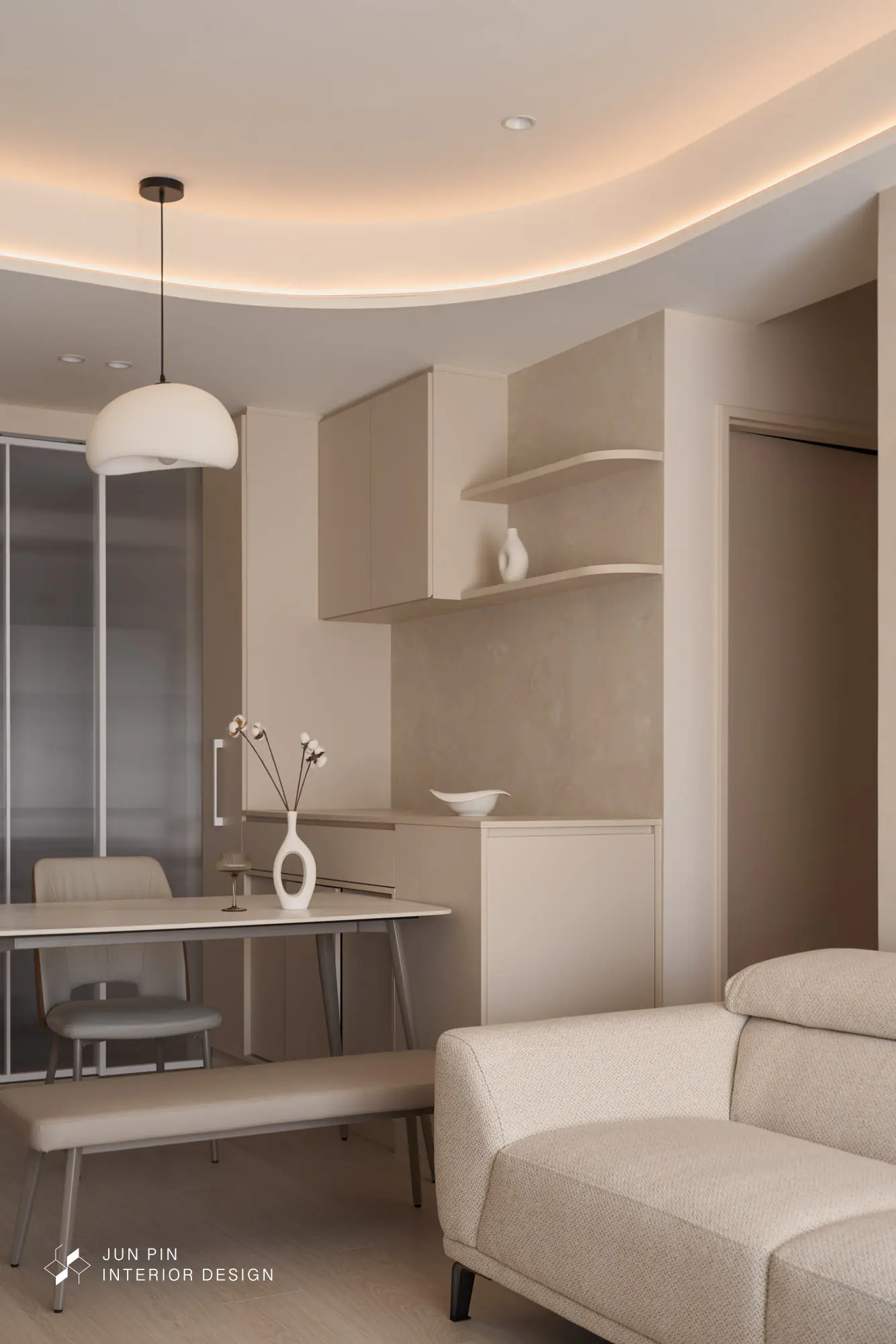 餐廳區配置餐邊半高櫃連結餐桌，下方採滑門設計方便拿取。退掉原一座門後，安裝超白小冰柱樣式的滑軌門，隱藏在電器櫃與零食櫃的小空間裡，阻隔油煙，兼顧美觀與延長裝潢壽命。廚具更換為日系品牌（足元抽、水槽）。