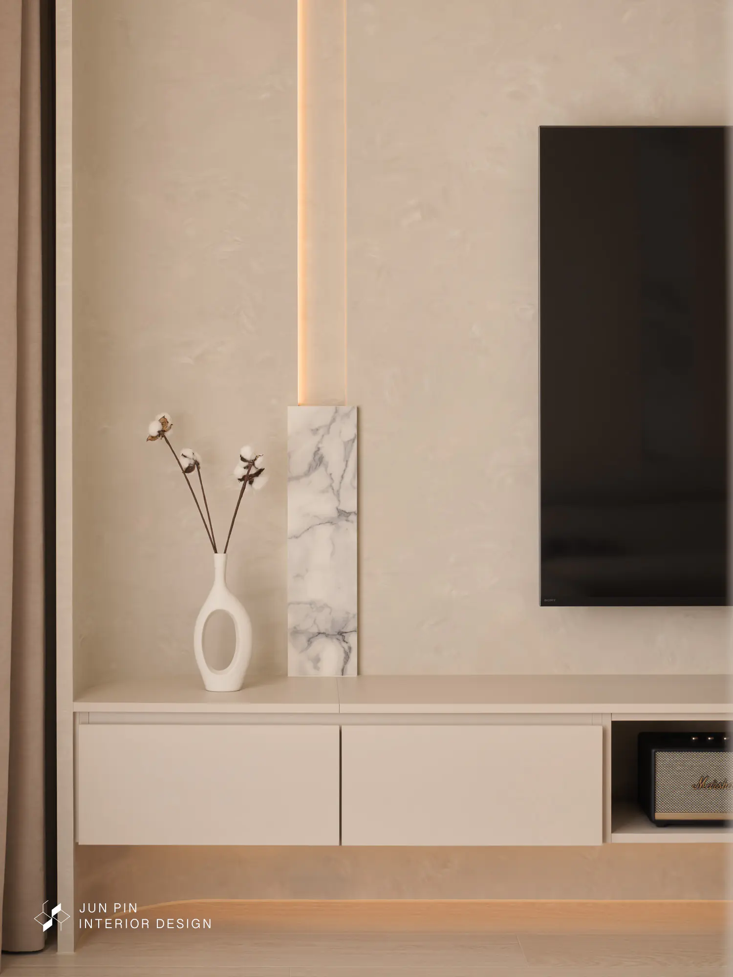 全室以大面積奶茶色系為基底，搭配細緻的手刷特殊漆，在光影流動間展現如絲綢般的紋理層次。