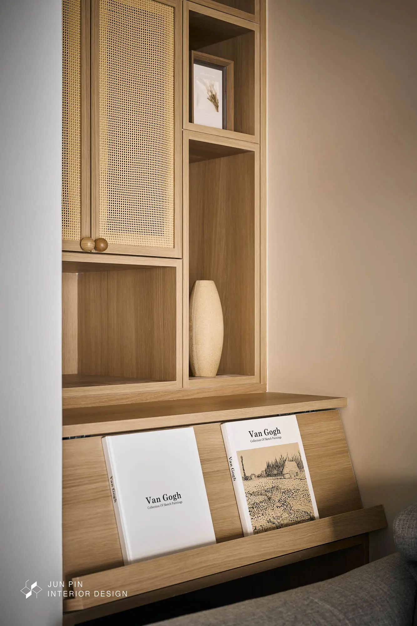 書報展示牆近景，藤編門片下方設有傾斜式書報槽，方便翻閱又保持整齊，配合木質展示格，兼顧機能與美觀。