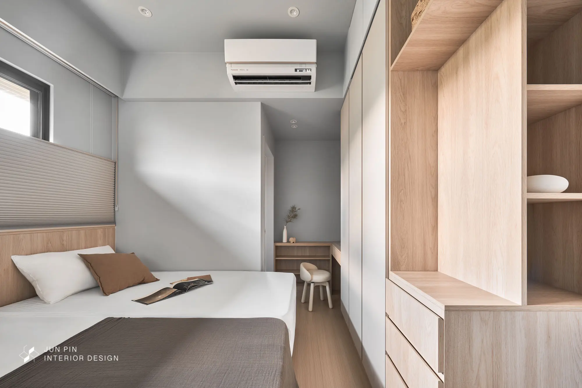 主臥擺放雙人床與單人床，一側整排木紋開放層架與奶茶色衣櫃，底端為小化妝桌
