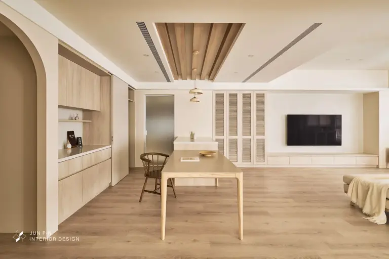 台北大直45坪日式北歐親子宅後方設置大面積餐櫃，增添餐廚區收納機能